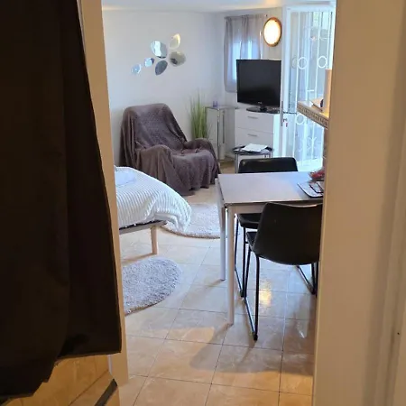 Joli Studio Avec Piscine A Partager En Option La Ferte-Gaucher