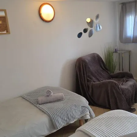 Adorable Studio Avec Piscine A Partager En Option דירה La Ferté-Gaucher