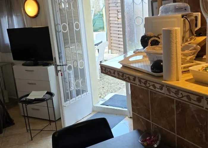 Convivial Meuble Avec Piscine Partagee Apartmán *